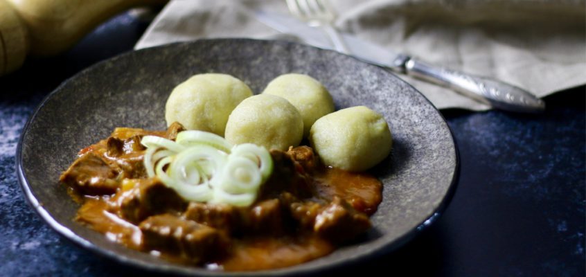 Zemiakové knedlíčky a hovädzí guláš