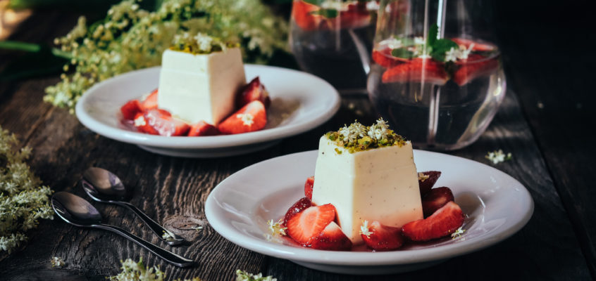 Bazová panna cotta s jahodami