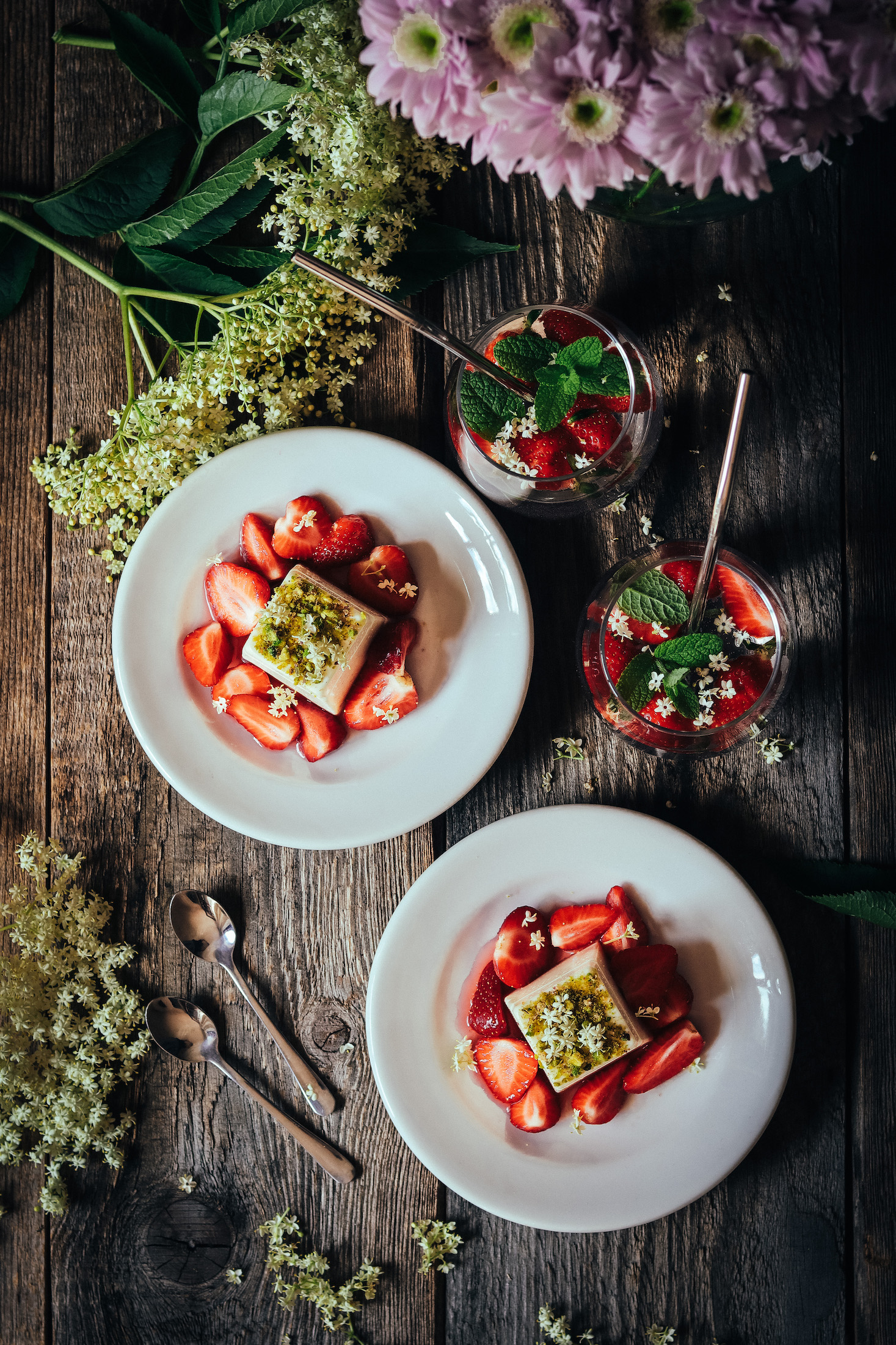 bazová panna cotta s jahodami