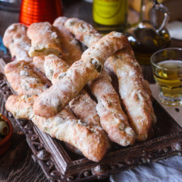 Chlebové tyčinky s olivami