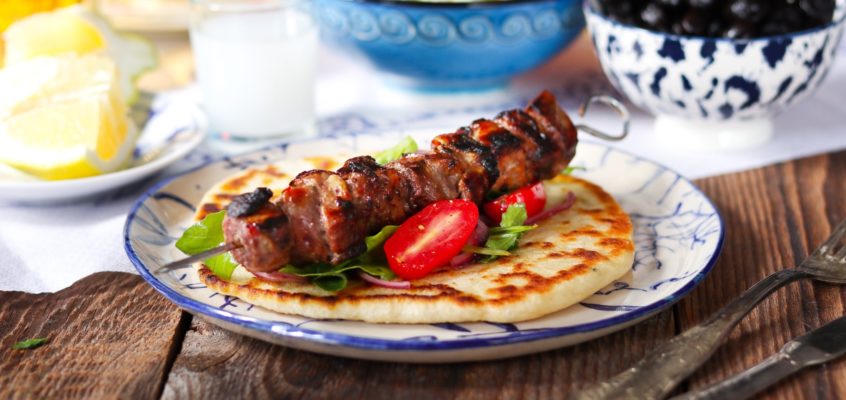 Domáci pita chlieb a souvlaki s tzatziki