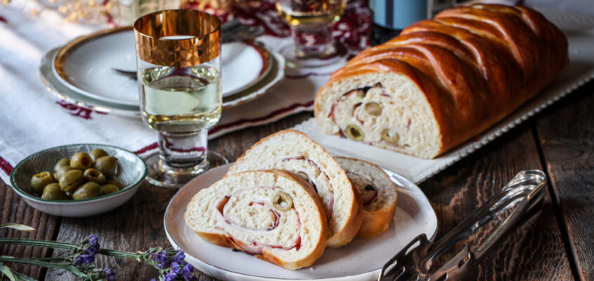 Pan de jamón – venezuelský chlieb plnený šunkou