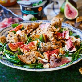 Šalát s rukolou, figami, mozzarellou a prosciuttom