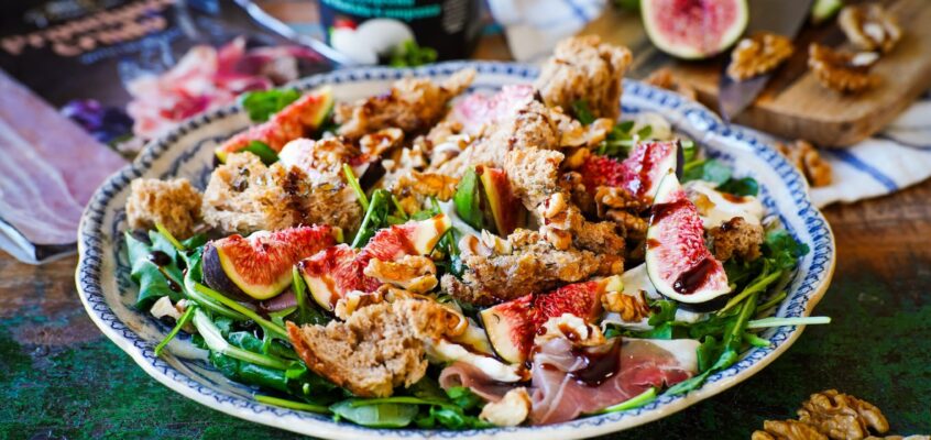 Šalát s rukolou, figami, mozzarellou a prosciuttom