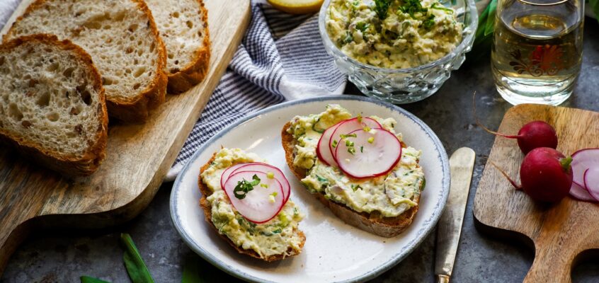 Jednoduchá vajíčková nátierka s medvedím cesnakom