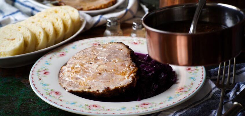 Pečená krkovička s červenou kapustou a domácou parenou knedľou