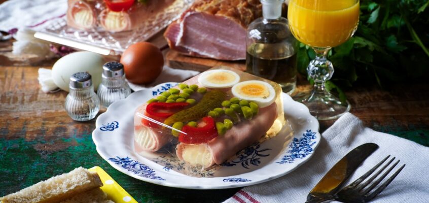 Šunkové rolky s chrenovou penou v aspiku