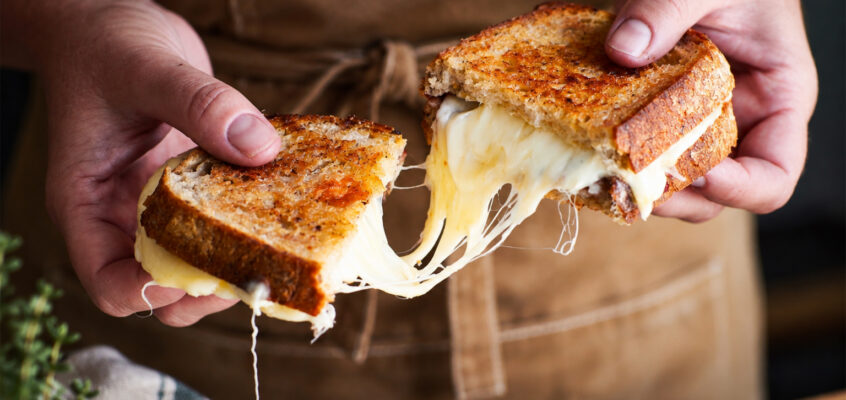 Grilled Cheese s goudou, camembertom a malinovým džemom